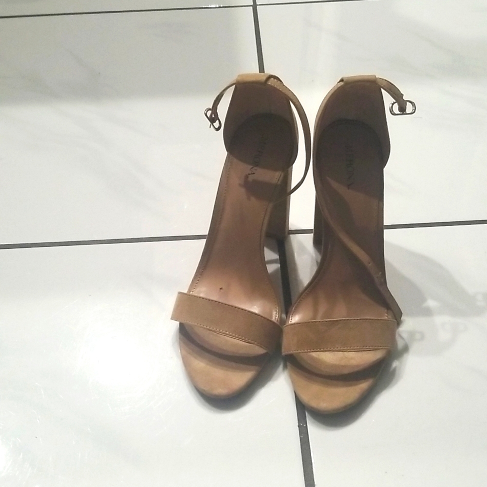 9.5 spare heeled  casual ankle strap wore once